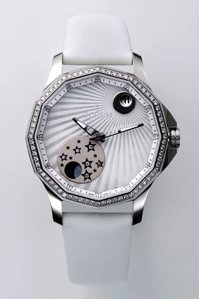 天然のマザー・オブ・パール（真珠母貝）が美しい輝きを放つ「アドミラルズカップ レジェンド38　ミステリームーン」の文字盤。さらに38mm径のSSケースには、72個のダイヤモンド（0.58カラット）が散りばめられエレガントなモデルに仕上がっている。ムーンフェイズは59日間でディスクが1回転、日付は31日間で一周し、月の満ち欠けを美しく表現する。<br /><br /><strong>アドミラルズカップ レジェンド38　ミステリームーン</strong><br />147万円<br />自動巻き、直径38mm、SS、ムーンフェイズ、30m防水<br /><br />DKSHジャパン株式会社カスタマーサービス<br />Tel. 03-5441-4515<br />http://www.corum.ch