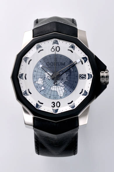 「アドミラルズカップ チャレンジャー」の48mmシリーズに、GMTとデイ＆ナイト機能が備わったモデルが登場。ダイヤルには世界地図が描かれ24時間帯を表示、その上に配置されるスモークサファイアクリスタルのディスクが昼と夜を表す。カラーは2バリエーションが用意され、白が150本、黒が200本の世界限定モデルとなる。<br /><br /><strong>アドミラルズカップ チャレンジャー48 デイ＆ナイト</strong><br />96万6,000円<br />自動巻き、直径48mm、チタン、300m防水、GMT、デイ＆ナイト<br /><br />DKSHジャパン株式会社カスタマーサービス<br />Tel. 03-5441-4515<br />http://www.corum.ch