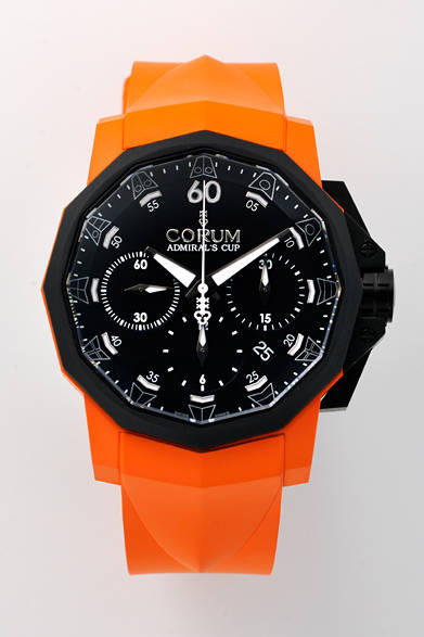 2011年に大ヒットした、「アドミラルズカップ チャレンジャー44 クロノラバー」モデルにニューカラーが登場。日付もクイックセッティングできるようになり、操作性も格段にアップした。カラーは、ブラウン（18KRGベゼル）、オレンジ、グリーン、グレーの4色が用意される。<br /><br /><strong>アドミラルズカップ チャレンジャー44 クロノラバー</strong><br />99万7,500円<br />自動巻き、直径44mm、SS（硬質ラバーコーティング）、100m防水<br /><br />DKSHジャパン株式会社カスタマーサービス<br />Tel. 03-5441-4515<br />http://www.corum.ch