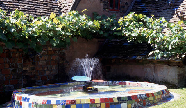 <strong>carnet de jardin｜松永 学</strong> 母屋にかけられた葡萄の木と噴水が眩しい