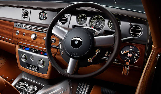 <strong>Rolls-Royce Phantom Coupe Aviator Collection｜<br />ロールス・ロイス ファントム クーペ アビエーター コレクション</strong><br />メーターパネルはマットブラック仕上げ