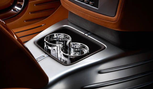 <strong>Rolls-Royce Phantom Coupe Aviator Collection｜<br />ロールス・ロイス ファントム クーペ アビエーター コレクション</strong><br />あえて、ネジ山を露出させるデザインがとられている　また、カップフォルダーはアルミニウムを磨きこんだもの