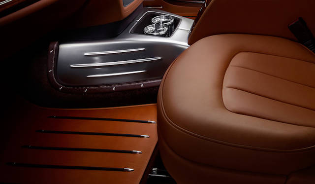 <strong>Rolls-Royce Phantom Coupe Aviator Collection｜<br />ロールス・ロイス ファントム クーペ アビエーター コレクション</strong><br />フロアにはレザーマットが敷かれる