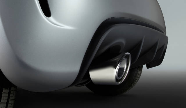 <strong>Fiat 500 Turbo｜フィアット 500ターボ</strong><br />リアの下部にはディフューザーやテールパイプが装備される