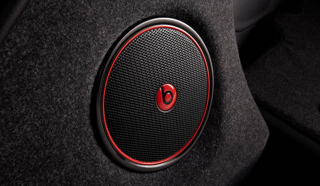 <strong>Fiat 500 Turbo｜フィアット 500ターボ</strong><br />オーディオには、Beats Audio社のものが採用される