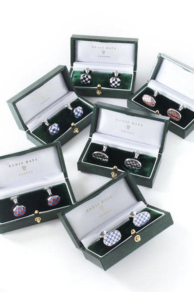 　カフリンクス各1万8900円（コディスマヤ／阪急MEN’S TOKYO）※商品の留め具部分は現物と異なります｡あらかじめご了承ください