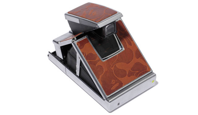 <strong>「IMPOSSIBLE for BAPE®」</strong> カメラ本体の機能美などの理由で芸術家やデザイナーに好まれてきたヴィンテージカメラをアップデートした