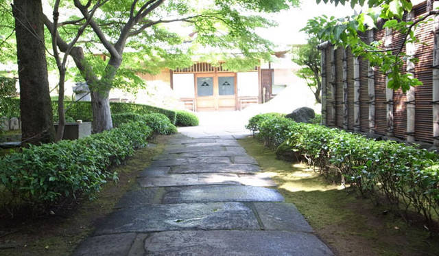 <strong>みどりの触知学＜特別編・2012夏＞</strong>　敷石