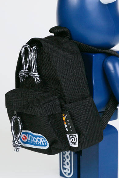 <strong>OUTDOOR PRODUCTS</strong>　400％ BE@RBRICK WITH OUTDOOR PRODUCTS MINI DAY-PACK<br>BE@RBRICK TM & © 2001-2012 MEDICOM TOY CORPORATION. All rights reserved.