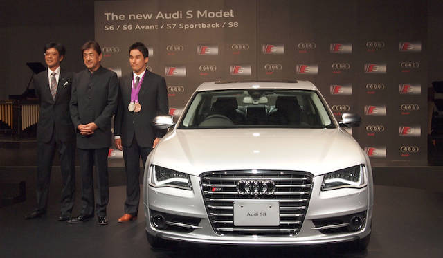 <strong>Audi S8｜アウディS8</strong><br />（人物左から）大喜多 社長、佐渡 裕氏、松田丈志選手