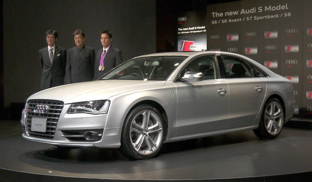<strong>Audi S8｜アウディS8</strong><br />（人物左から）大喜多 社長、佐渡 裕氏、松田丈志選手