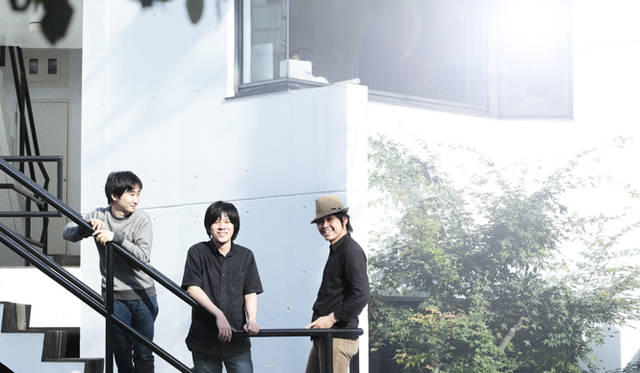 <strong>Open Reel Ensemble × artless｜</strong> 左からオープンリールアンサンブルの和田永さん、吉田悠さん。右がartless inc.代表の川上俊さん