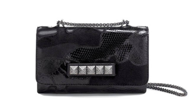 <strong>VALENTINO GARAVANI│ヴァレンティノ ガラヴァーニ</strong>　 ナッパレザー、ヘアカーフ、オーストリッチ、パイソンのパッチワークをほどこしたチェーン付きバッグ [W24.5 ×H13.5 ×D8cm] 38万8500円 