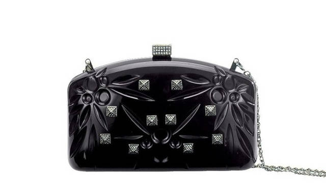 <strong>VALENTINO GARAVANI│ヴァレンティノ ガラヴァーニ</strong>　 スワロフスキークリスタルをあしらったスタッズのクラッチバッグ  [W18.5 ×H11.5 ×D6cm] 38万6400円