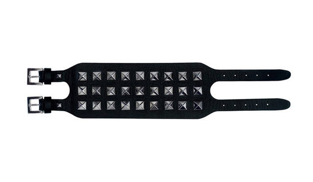 <strong>VALENTINO GARAVANI│ヴァレンティノ ガラヴァーニ</strong>　 ルテニウムスタッズをあしらったレザーブレスレット　3万5700円