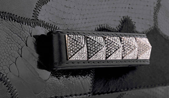 <strong>VALENTINO GARAVANI│ヴァレンティノ ガラヴァーニ</strong>　スワロフスキークリスタルがあしらわれたルテニウムスタッズは、鈍い光が黒の美しさをいっそう引き立てる 