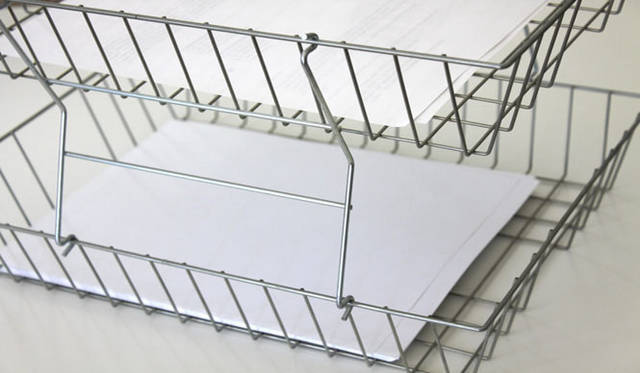 <strong>Yoko Ueno Lewis｜暮らしノート｜収納のためのマジカルミステリーツアー</strong>　ペーパートレー。アメリカらしいワイヤー1本で重なる構造の美しいデザイン