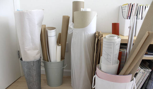 <strong>Yoko Ueno Lewis｜暮らしノート｜収納のためのマジカルミステリーツアー</strong>　紙の収納はフラワーショップの細長いバケツを使う