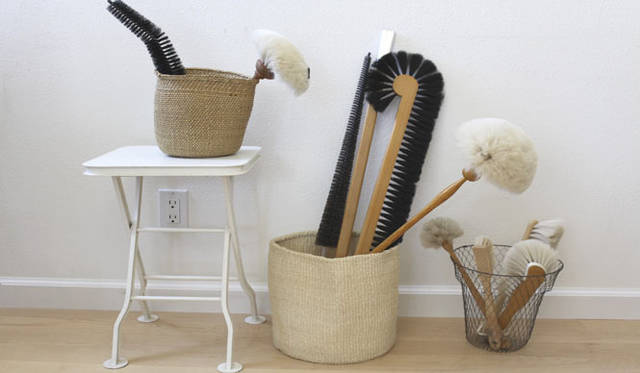 <strong>Yoko Ueno Lewis｜暮らしノート｜収納のためのマジカルミステリーツアー</strong>　ブラシのコレクションはディスプレイ型収納