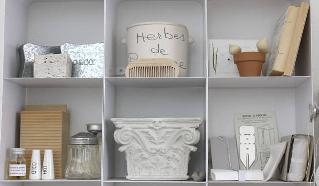 <strong>Yoko Ueno Lewis｜暮らしノート｜収納のためのマジカルミステリーツアー</strong>　小さなコレクションは、ます目タイプの収納棚を使う