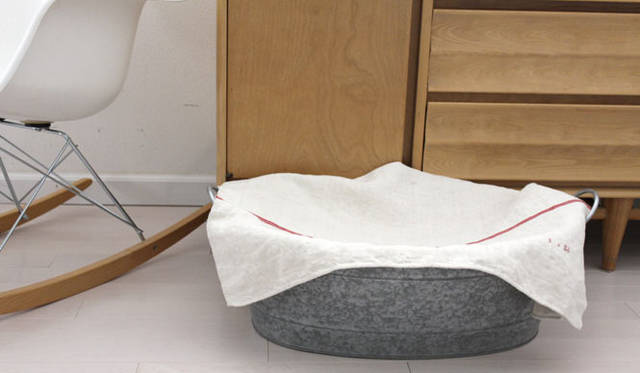 <strong>Yoko Ueno Lewis｜暮らしノート｜収納のためのマジカルミステリーツアー</strong>　ガルビーのオーバルのバスケットは着替えの仮置き場