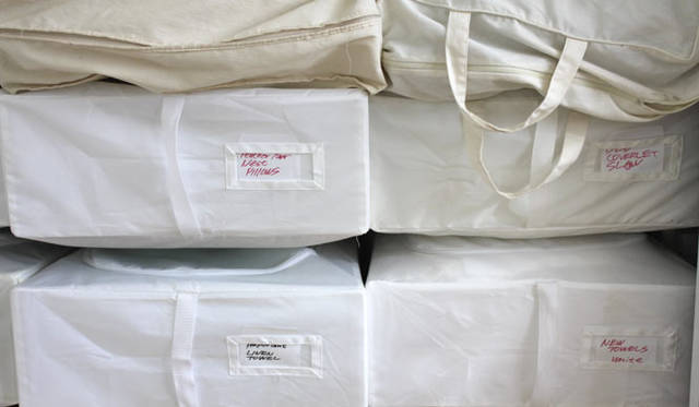 <strong>Yoko Ueno Lewis｜暮らしノート｜収納のためのマジカルミステリーツアー</strong>　クロゼットの収納、手前のハンドルですぐ引き出せる(IKEA)