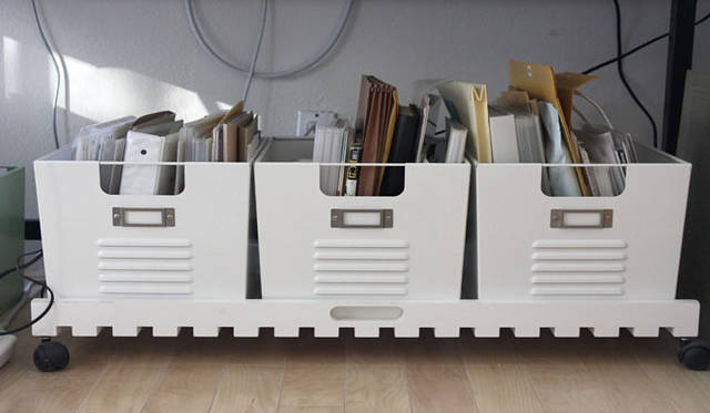 <strong>Yoko Ueno Lewis｜暮らしノート｜収納のためのマジカルミステリーツアー</strong>　仕事机の下のロッカールーム用のパウダーホワイト塗装のメタルバスケット