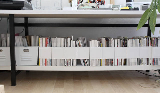 <strong>Yoko Ueno Lewis｜暮らしノート｜収納のためのマジカルミステリーツアー</strong>　仕事机の下のパウダーホワイト塗装のメタルマガジンケース