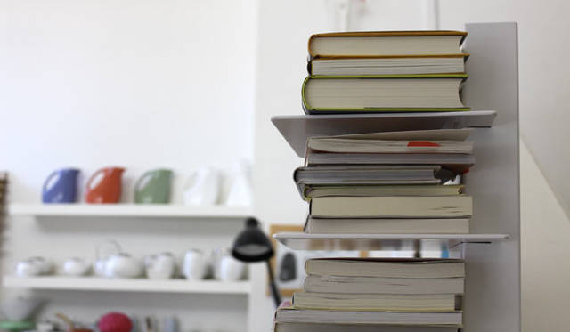 <strong>Yoko Ueno Lewis｜暮らしノート｜収納のためのマジカルミステリーツアー</strong>　斬新縦型収納で大流行したミラノのデザイナー、Bruno Rainaldiの本棚