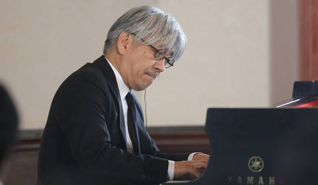 <strong>ART｜東京都美術館『メトロポリタン美術館展 大地、海、空――4000年の美への旅』</strong>　アメリカ大使館大使公邸にて、初披露演奏会をおこなった坂本龍一氏　©代表撮影