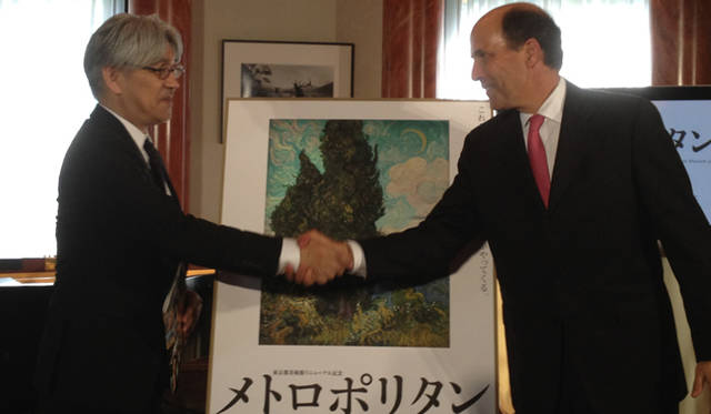 <strong>ART｜東京都美術館『メトロポリタン美術館展 大地、海、空――4000年の美への旅』</strong>　坂本龍一氏とアメリカ合衆国 ジョン・V・ルース駐日大使　©代表撮影