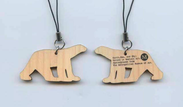 <strong>ART｜東京都美術館『メトロポリタン美術館展 大地、海、空――4000年の美への旅』</strong>　フランソワ・ポンポンの 『シロクマ』をモチーフにした携帯ストラップは、モア・トゥリーズとメトロポリタン美術館展のコラボレーショングッズ