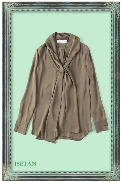 装いに彩りを添えるブラウス。襟もとのボウタイはカジュアルにもフェミニンにも仕上げられ、表情の変化も楽しめる。シルクのなめらかな肌触りは女性のからだを美しく演出してくれる。<br /><br />ブラウス　7万6650円（STELLA McCARTNEY ｜ステラ マッカートニー／伊勢丹新宿店）<br /><br />伊勢丹新宿店<br />東京都新宿区新宿3-14-1<br />Tel. 03-3352-1111[大代表]