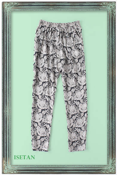 パンツでも繊細なレースプリントで女性らしさを引き立てているのはさすがの一言。周囲の視線を集める存在感のあるルックスでも、すっきりとした印象で気負いなく着こなせる。<br /><br />パンツ　9万300円（STELLA McCARTNEY ｜ステラ マッカートニー／伊勢丹新宿店）<br /><br />伊勢丹新宿店<br />東京都新宿区新宿3-14-1<br />Tel. 03-3352-1111[大代表]