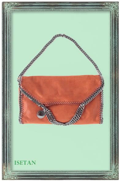 半分で折り、クラッチのように持てる。チェーンが編みこまれた独特なデザインもアクセントに。<br /><br />バッグ　10万5000円（STELLA McCARTNEY ｜ステラ マッカートニー／伊勢丹新宿店）<br /><br />伊勢丹新宿店<br />東京都新宿区新宿3-14-1<br />Tel. 03-3352-1111[大代表]
