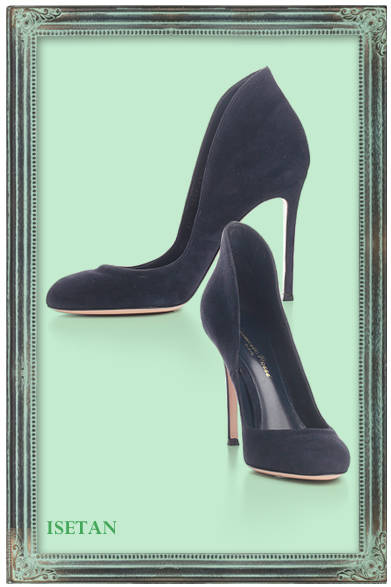 甲からひざ下までを完璧なラインに仕上げてくれる優秀ヒール。<br /><br />ハイカットパンプス　7万2450円（Gianvito Rossi｜ジャンビト ロッシ／伊勢丹新宿店）<br /><br />伊勢丹新宿店<br />東京都新宿区新宿3-14-1<br />Tel. 03-3352-1111[大代表]