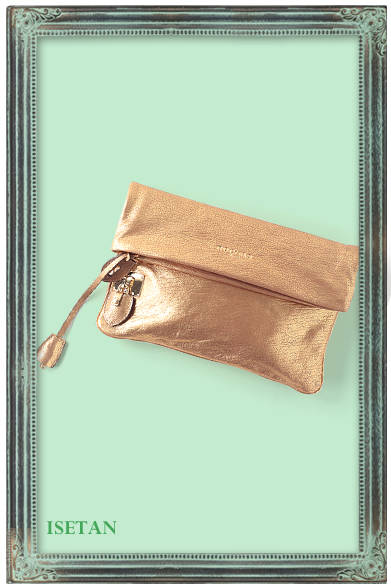 シンプルかつシックでエレガントなデザインが特徴。ヴィンテージのようなゴールドが手になじむ。<br /><br />クラッチバッグ　10万3950円（ROCHAS｜ロシャス／伊勢丹新宿店）<br /><br />伊勢丹新宿店<br />東京都新宿区新宿3-14-1<br />Tel. 03-3352-1111[大代表]