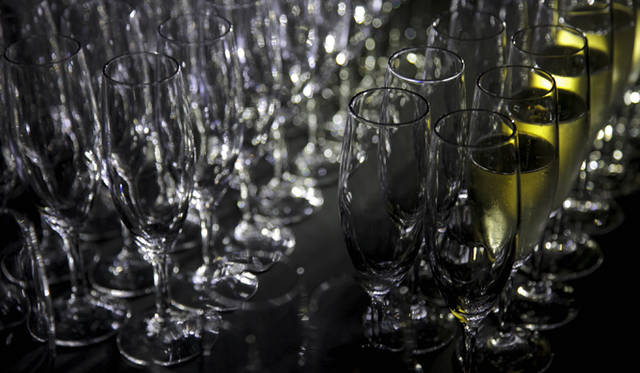 <strong>theory｜セオリー</strong>　2階では暗闇のなかシャンパンがふるまわれた