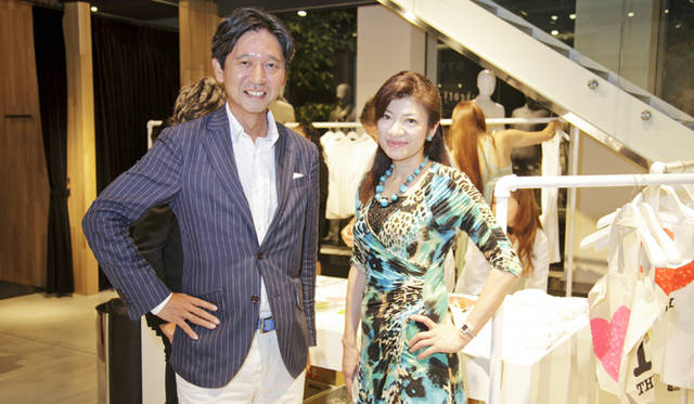 <strong>theory｜セオリー</strong>　左はハケットの大西慎也さん、右は服飾評論家の中野香織さん