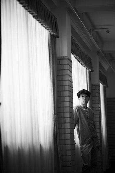 <strong>Mr.BATHING APE®｜ミスター ベイシング エイプ</strong>　2012-13年秋冬コレクション　THOMAS MASON® TATTERSOLE SHIRT、CASHMERE CARDIGAN/GRAY、CHINO TROUSERS/BEIGE、WOOL SOLID CASKET/ NAVY　© NOWHERE CO.,Ltd. All rights reserved.