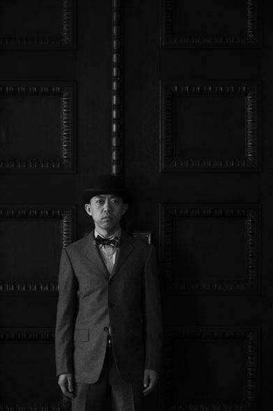 <strong>Mr.BATHING APE®｜ミスター ベイシング エイプ</strong>　2012-13年秋冬コレクション　FLANNEL HERRINGBONE TYPE 3 2PC SUIT、OXFORD STRIPE BD SHIRT/BLUE、ABC PRINT BOW TIE/GREEN CAMO、WING TIP/BROWN、HAT (personal effect)　© NOWHERE CO.,Ltd. All rights reserved.