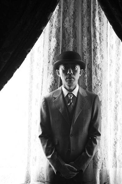 <strong>Mr.BATHING APE®｜ミスター ベイシング エイプ</strong>　2012-13年秋冬コレクション　SOLID BRITISH 3PC SUIT、THOMAS MASON® RIPSTOP SHIRT、BAPE CHECK 7CM TIE、WING STA/BLACK (personal effects)、HAT (personal effect)　© NOWHERE CO.,Ltd. All rights reserved.