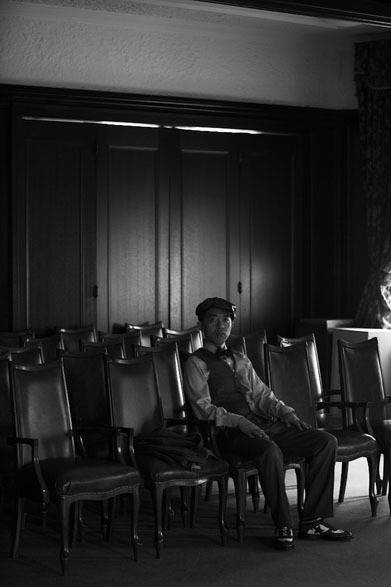 <strong>Mr.BATHING APE®｜ミスター ベイシング エイプ</strong>　2012-13年秋冬コレクション　WIDE STRIPE BRITISH 3PC SUIT、TOMAS MATHON® RIPSTOP SHIRT、JAQUARD CAMO BOW TIE/NAVY、LEATHER CASKET/BLACK、WING STA/BLACK (personal effects)　© NOWHERE CO.,Ltd. All rights reserved.