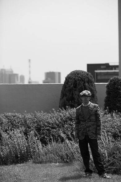 <strong>Mr.BATHING APE®｜ミスター ベイシング エイプ</strong>　2012-13年秋冬コレクション　TIGER CAMOUFLAGE 3BUTTTON JACKET、OXFORD STRIPE BD SHIRT/PINK、CASHMERE CREW NECK SWEATER/GREEN、TIGER CAMOUFLAGE CASKET、DENIM PANTS / INDIGO (personal effects)、WING STA/BROWN (personal effects)　© NOWHERE CO.,Ltd. All rights reserved.