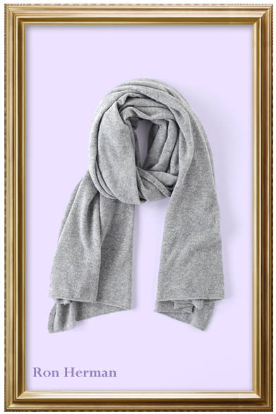 保温力と肌触りが抜群のカシミアストールはマストアイテム。<br /><br />カシミアストール　3万9900円（Johnstons for Ron Herman｜ジョンストンズ フォー ロンハーマン）<br /><br />ロンハーマン<br />東京都渋谷区千駄ヶ谷2-11-1<br />Tel. 03-3402-6839