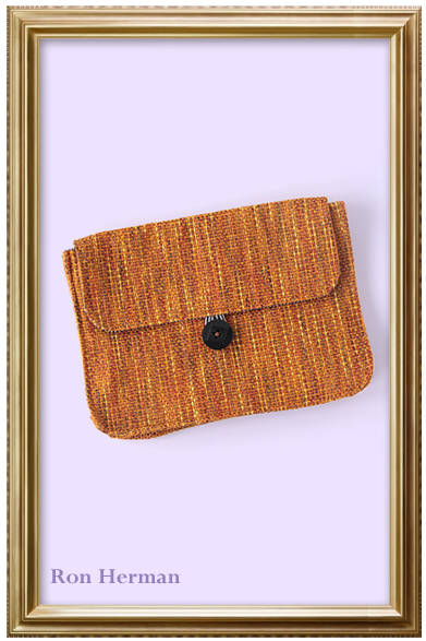 ヴィンテージファブリックを使用した大きめクラッチバッグで抜け感をプラス。<br /><br />ビッグクラッチバッグ　1万1550円（NENE BAGS｜ネネ バッグス）<br /><br />ロンハーマン<br />東京都渋谷区千駄ヶ谷2-11-1<br />Tel. 03-3402-6839