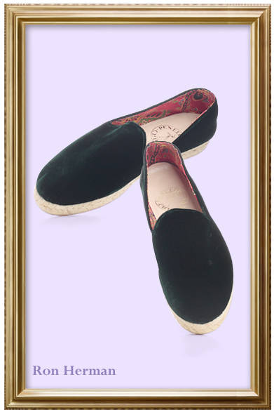 ベルベット素材のスリッポンは、シンプルながらに洗練されていておとなのオフスタイルを格上げしてくれる。<br /><br />1万6800円（Penelope Chilvers｜ペネロぺ シルヴァーズ）<br /><br />ロンハーマン<br />東京都渋谷区千駄ヶ谷2-11-1<br />Tel. 03-3402-6839