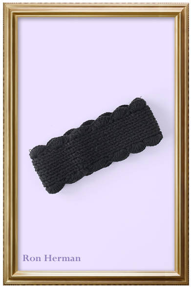 暖かいうえになんともキュート！　コーディネイトの引き締めに一役買ってくれるはず。<br /><br />ニットヘッドバンド　4095円（HAT ATTACK｜ハット アタック）<br /><br />ロンハーマン<br />東京都渋谷区千駄ヶ谷2-11-1<br />Tel. 03-3402-6839