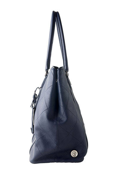 <strong>REALFLEET｜リアル・フリート</strong>　新ブランド「KENJI AMADANA」　「BAGTTERY (Bag + Battery)」トートバッグ 7万5000円（ブラック、チョコ、ネイビー）