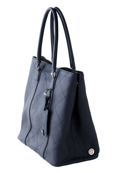 <strong>REALFLEET｜リアル・フリート</strong>　新ブランド「KENJI AMADANA」　「BAGTTERY (Bag + Battery)」トートバッグ 7万5000円（ブラック、チョコ、ネイビー）